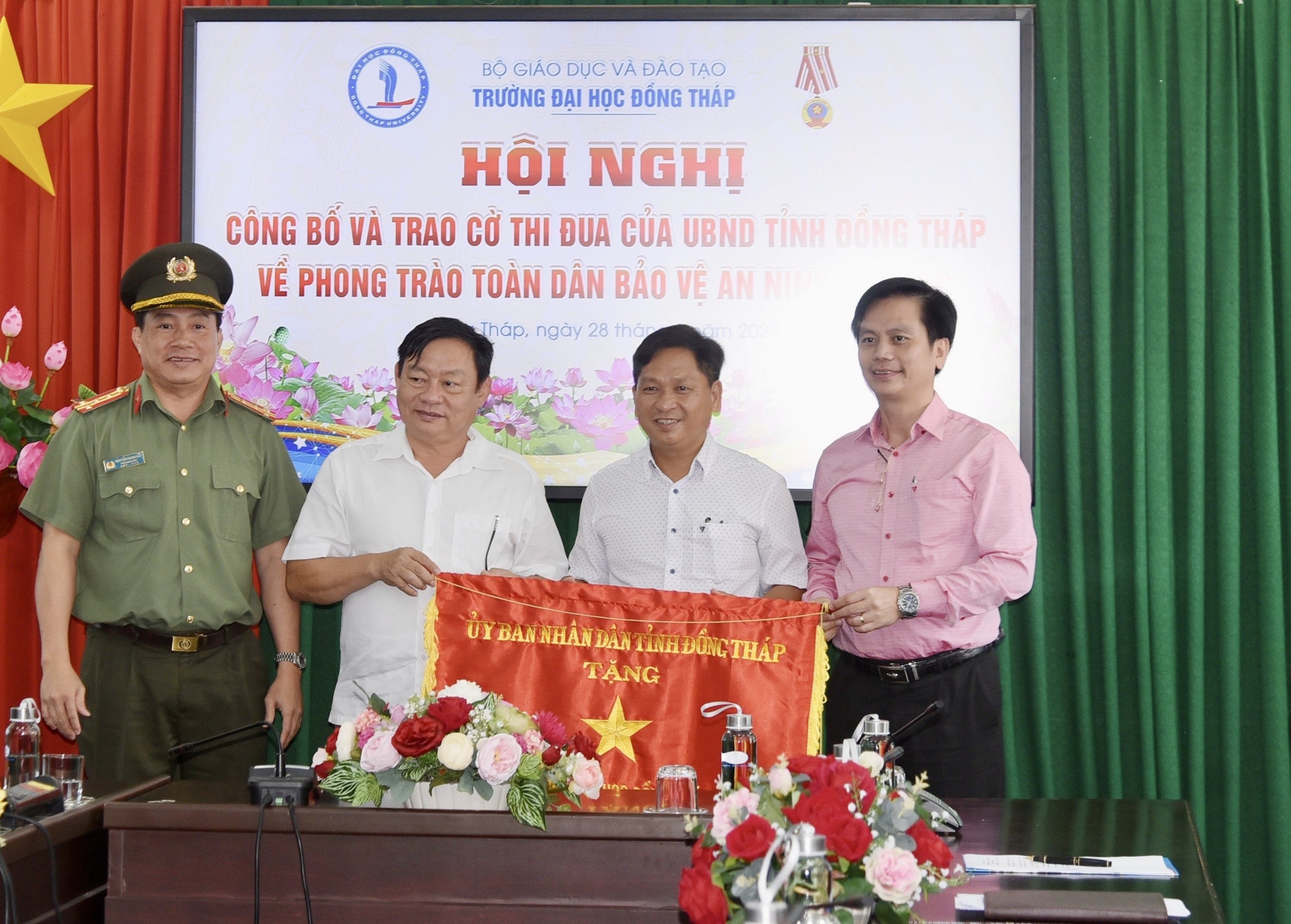 Phong trào toàn dân bảo vệ an ninh tổ quốc: Phong trào này là một nguồn cảm hứng và động lực cho toàn dân tham gia vào công tác bảo vệ an ninh tổ quốc. Với sự quan tâm của Công an Đảng, Chính phủ và nhân dân, phong trào này ngày càng lan rộng và đạt được nhiều thành tựu. Hãy xem hình ảnh để cảm nhận sự đoàn kết và sự chung tay của toàn dân trong công tác bảo vệ an ninh.